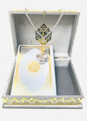 Große Koran-Geschenkbox in Hellgrau mit Golddetails