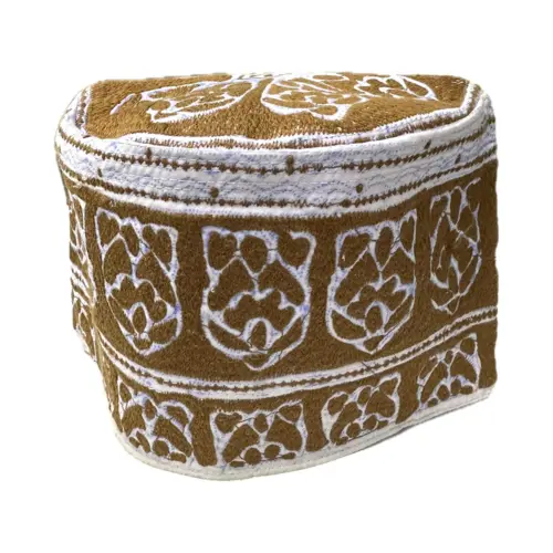 Hohe handgenähte Bedehaube, braun