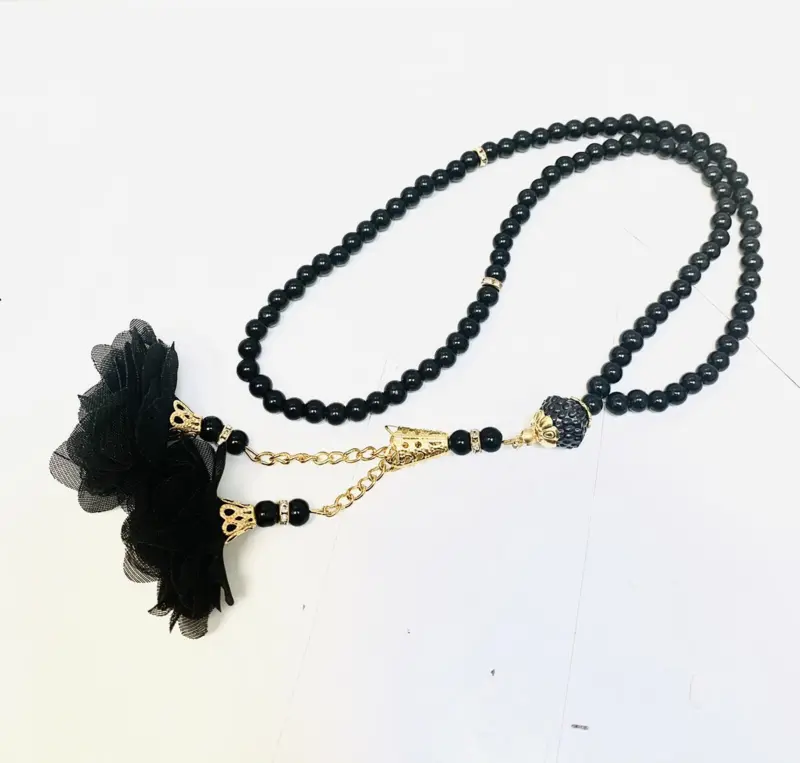 Schwarze Perlen Tasbeeh mit Blumen (99 Perlen)