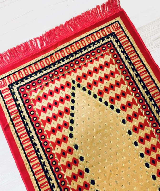 Bedetæppe i rødt velour med  Beduin design