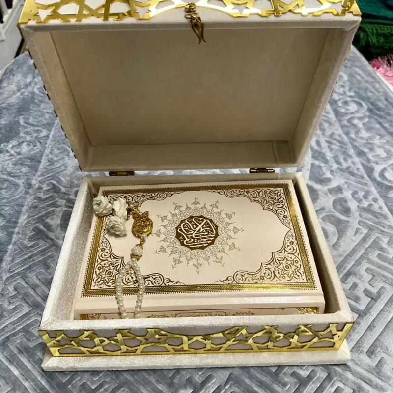 Große Koran-Geschenkbox in Cremeweiß mit goldenen Details
