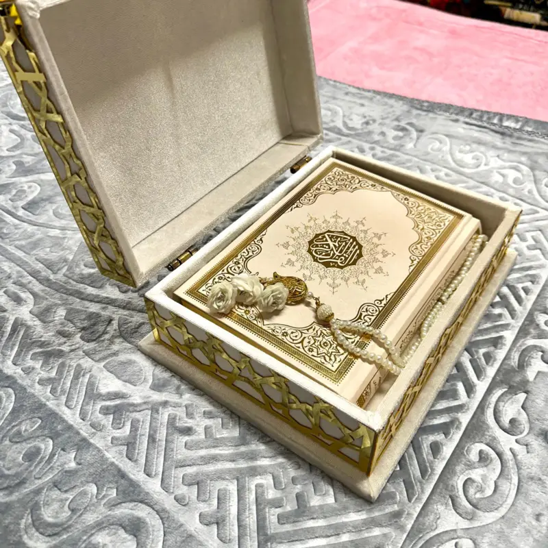 Große Koran-Geschenkbox in Cremeweiß mit goldenen Details