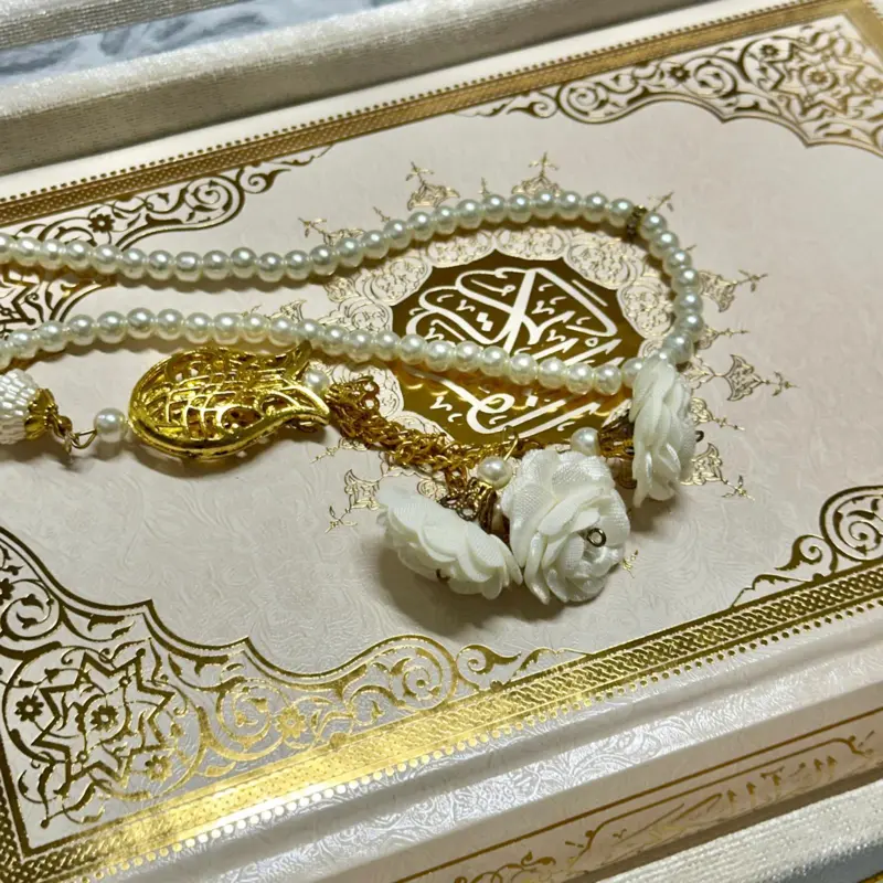 Große Koran-Geschenkbox in Cremeweiß mit goldenen Details