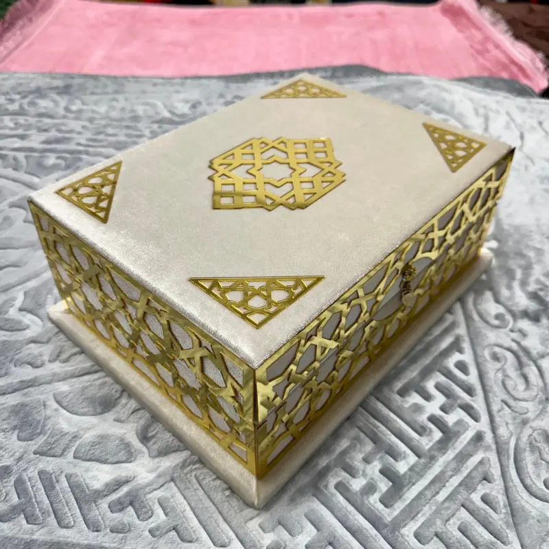 Große Koran-Geschenkbox in Cremeweiß mit goldenen Details