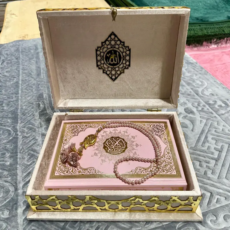 Große Koran-Geschenkbox in Rosa mit goldenen Details