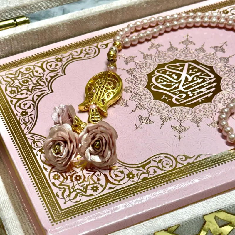 Große Koran-Geschenkbox in Rosa mit goldenen Details