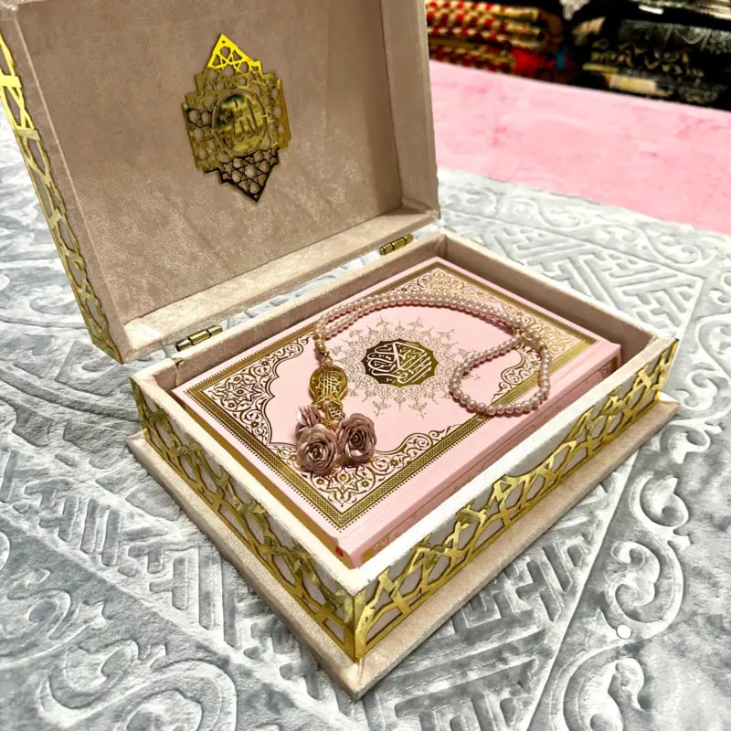 Große Koran-Geschenkbox in Rosa mit goldenen Details