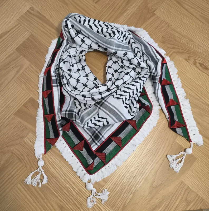 Keffiyeh/Kuffiyeh – Weiß/schwarz mit gewebter Palästinaflagge