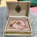 Große Koran-Geschenkbox in Rosa mit goldenen Details